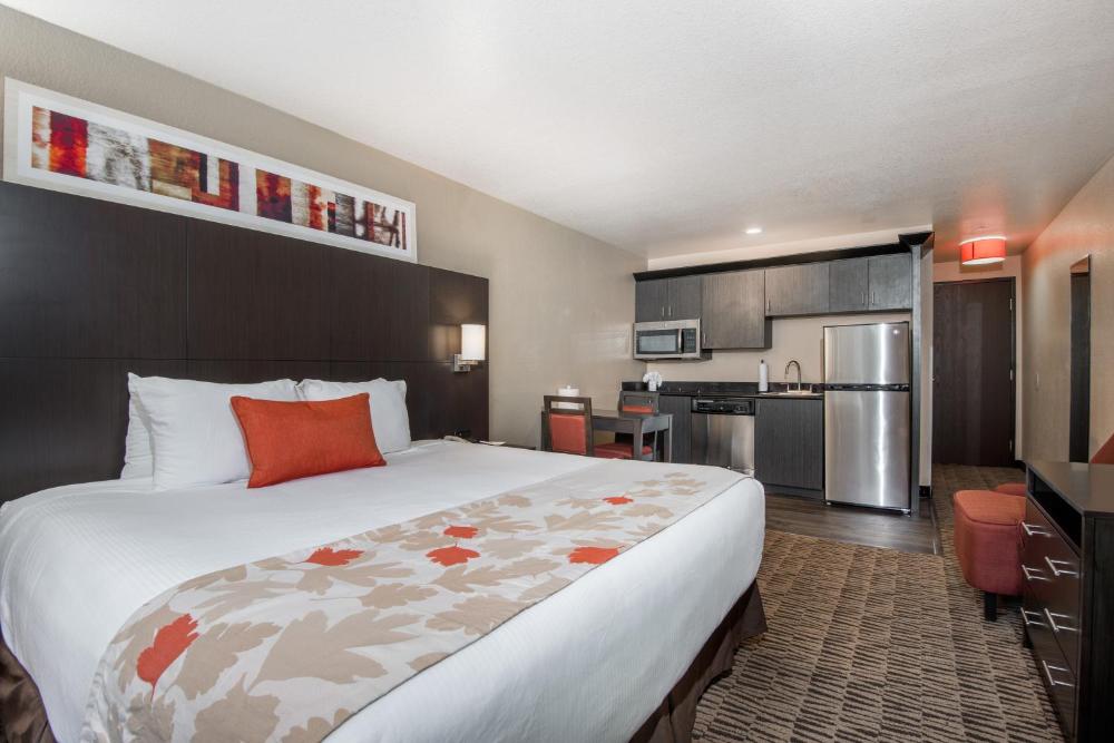 King Suite w/ Sofa Bed and Kitchen - Non Smoking interior